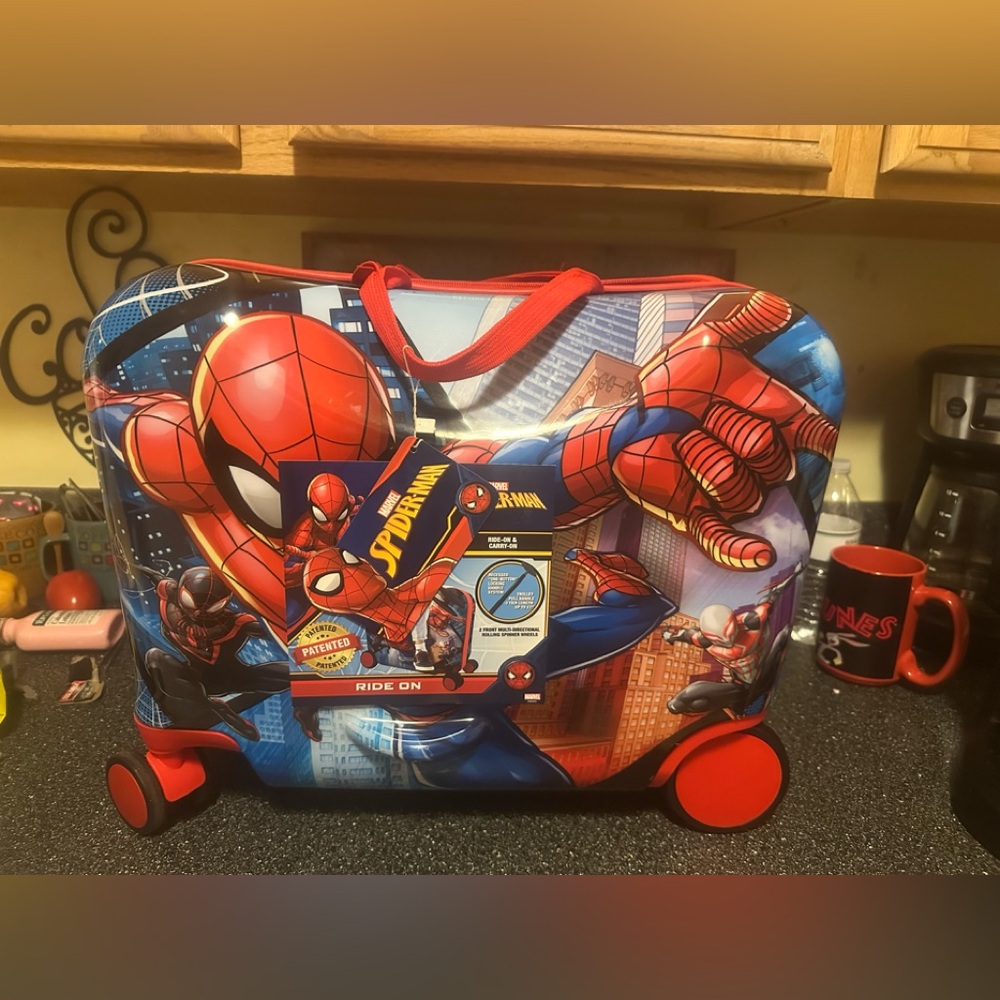 Spider-man luggage, ride on, nwt